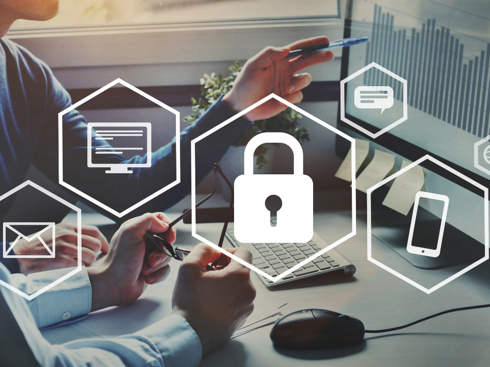 Esperti di sicurezza informatica al lavoro per proteggere i dati aziendali da attacchi hacker.