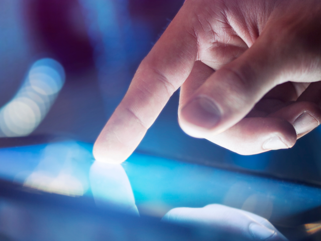 Uomo che appone una firma digitale su un documento elettronico tramite laptop.