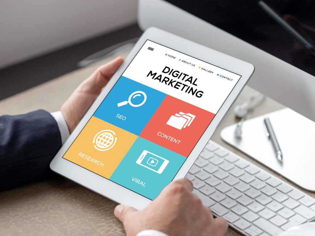 Tablet con i servizi di un'agenzia di digital marketing: SEO, Content, Research e Viral.