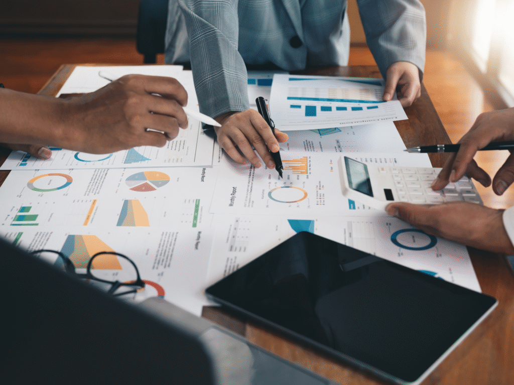 Team di analisti al lavoro su report e grafici per una strategia di business.