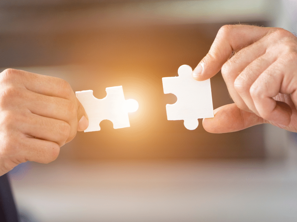 Due mani che uniscono i pezzi di un puzzle, a simboleggiare la soluzione perfetta.