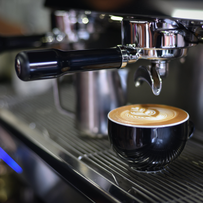 Cappuccino cremoso con latte art preparato nella nostra caffetteria.