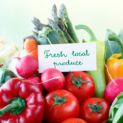 Cesto di verdura fresca e prodotti locali a km 0 del nostro mercato.